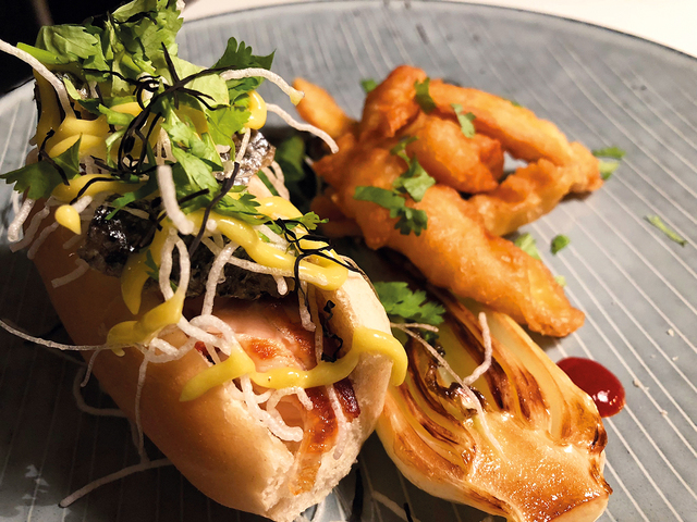“Hotdog” med stegt laks, fiskeskind, puffede risnudler og wasabimayo. Mangrofritter on the side …
