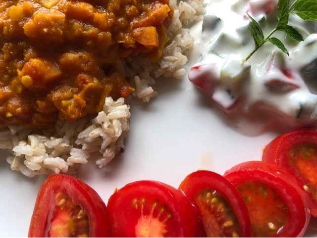 Dahl med brune ris og raita