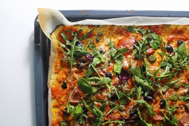 Blomkålspizza med sprød serrano, pesto og oliven