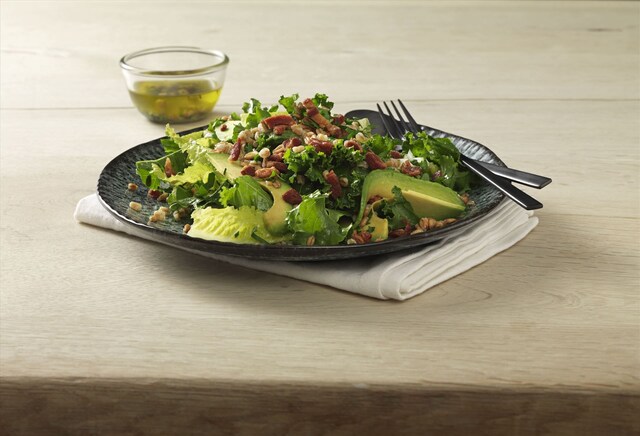 Dinner Salad med grønkål, perlespelt, avokado og Bacon Bits vinaigrette