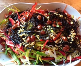 Orientalsk salat med tang og glaserede mandler