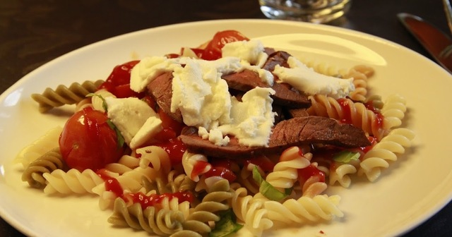 Spaghetti med flanksteak, tomater, hytteost og basilikum