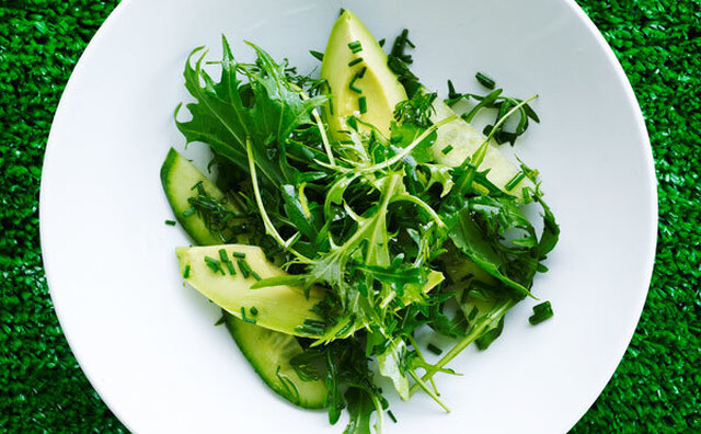 Salat med grønt og friske urter