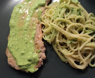 Skinkesnitzler og pasta med persillepesto