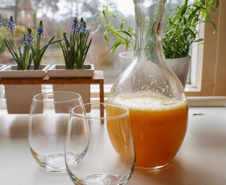 Friskpresset morgenjuice på ananas, appelsin og æble