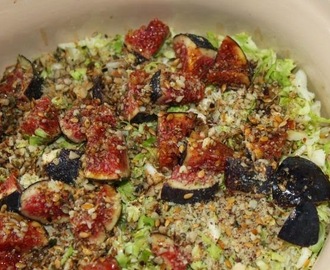 Rosenkål-figen salat med krydret nøddecrunch