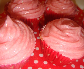Jordbær cupcakes med vanilje oste-smør creme