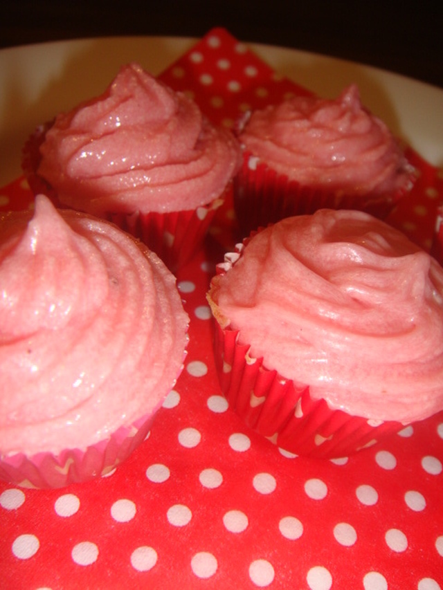 Jordbær cupcakes med vanilje oste-smør creme