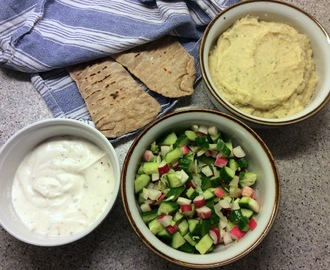 Lækre hjemmelavede fladbrød med blomkålshumus, chilikvark og grønsager