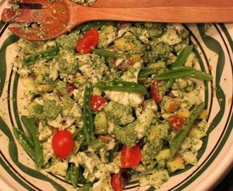 Crunchy salat med pesto