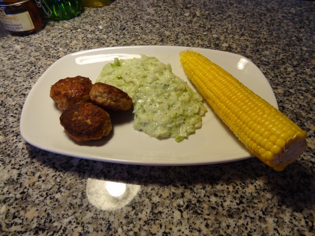 Frikadeller og stuvet spidskål/broccoli m/majs