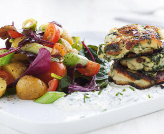 Fiskefrikadeller med urtecreme og sommergrønt