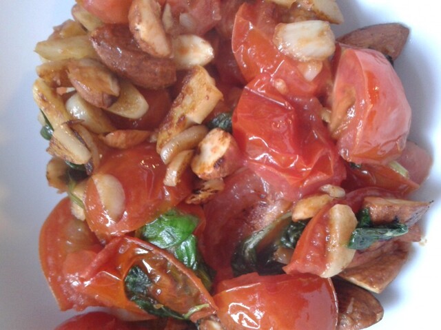 Tomat med sprøde mandler og hvidløg