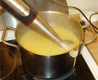 Varm grøntsagssuppe til en kold tid – med ostebrød