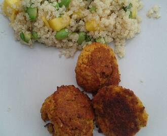 Quinoa og Edamamebønne salat med avocado og mango