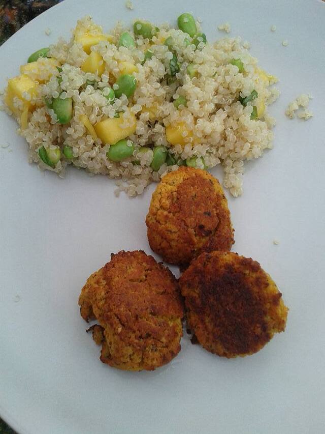 Quinoa og Edamamebønne salat med avocado og mango