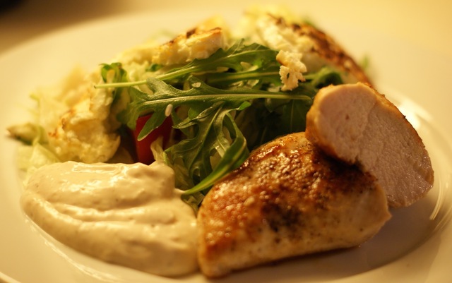 Kyllingebryst med lun fetaost på blandede salater og harissadressing