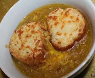 Fransk løgsuppe med ostegratineret brød (Soupe à l'oignon)