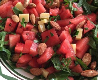 Salat med vandmelon, rucola, ost og saltmandler