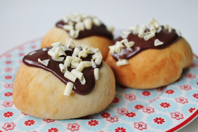 Mosters skønne boller - Boller med creme, mazarinmasse og glasur