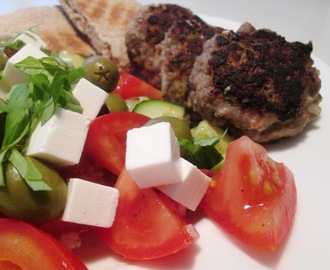 Krydrede Oksefrikadeller med Græsk Salat