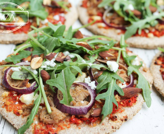 Grove tunpizzaer med gedeost og rucola