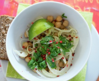 Salat med fennikel og kikærter vendt i honning-lime