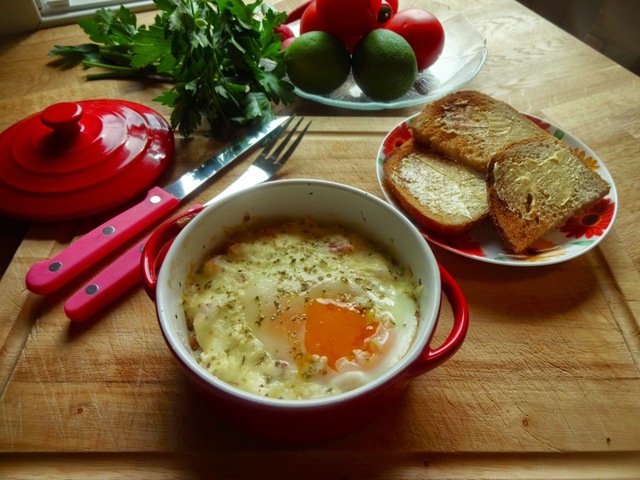 Egg cocotte med crème fraîche, vårløk og tomat ✿⊱╮✿⊱╮
