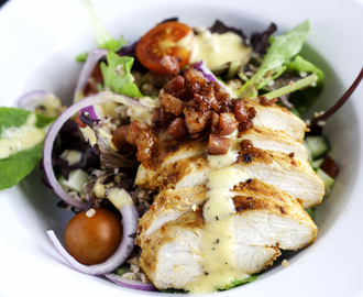 Salat med groft bulgur, stegt kylling og parmesan-mayonnaise-dressing