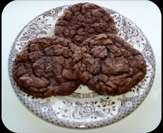 Chokoladecookies med pebermynte og crumble med ferskner og hindbær