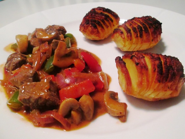 Bøf Stroganoff med Hasselbackkartofler