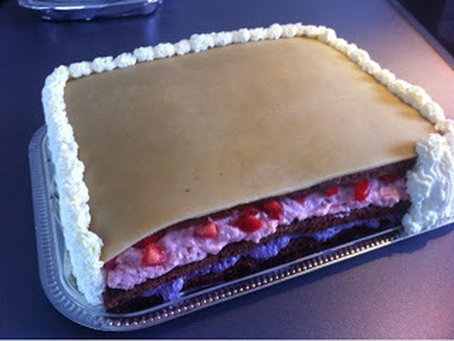 Frisk og sød lagkage med blåbær- og jordbærmousse