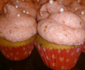 Hvid chokolade mini cupcakes med jordbærfrosting