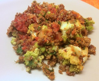 Romanescokål bagt i ovnen med tomater og quinoa