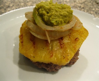 Grillede ananas burgere og chili-avocadodressing