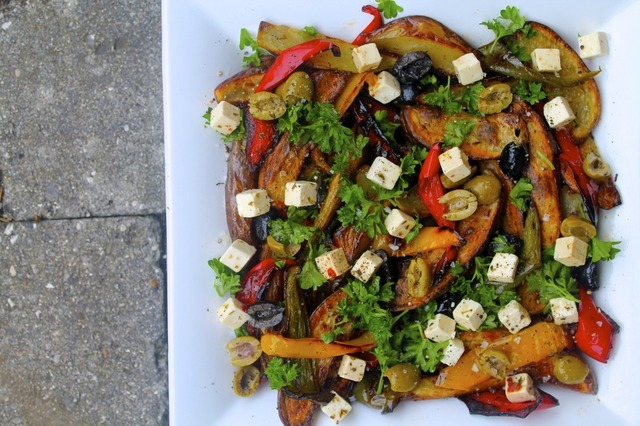 Græsk inspireret kartoffelsalat med peberfrugt, feta og oliven