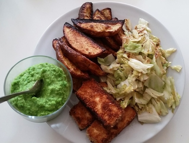 Paneret Tofu med Stegt Spidskål og Ærtesauce