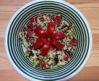 Simpel men lækker salat med blomkål, tomat , agurk og quinoa