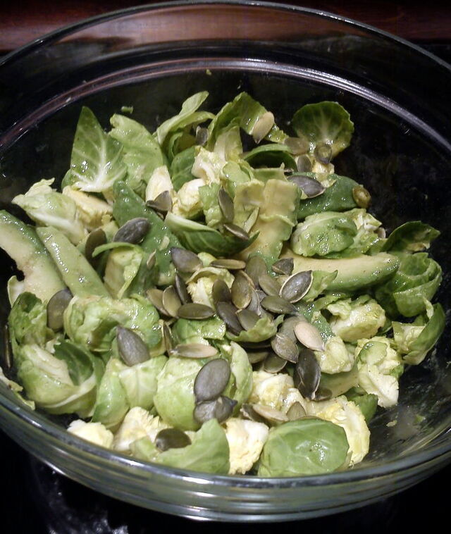 Rosenkål Salat med Avocado og Græskarkerner