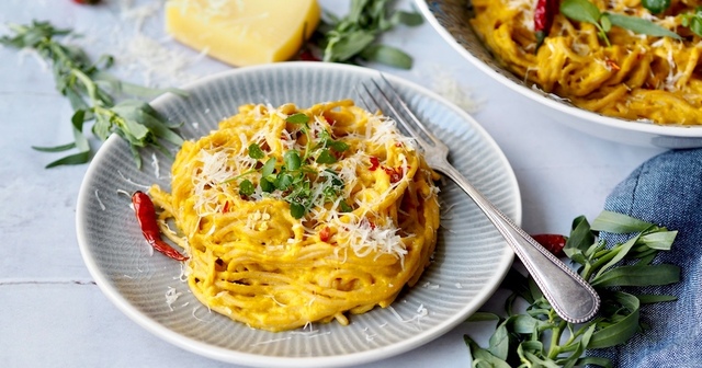 Spaghetti med lækker cremet gulerodssauce