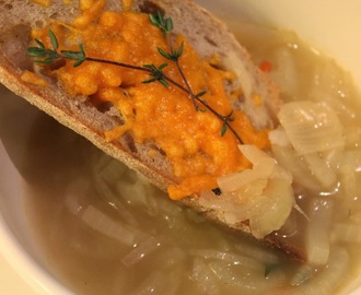 Fransk løgsuppe med hvidløgs-ostebrød