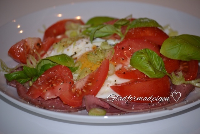 Kold roatsbeff med friske tomater og spejlæg ( hurtig og nem frokost )