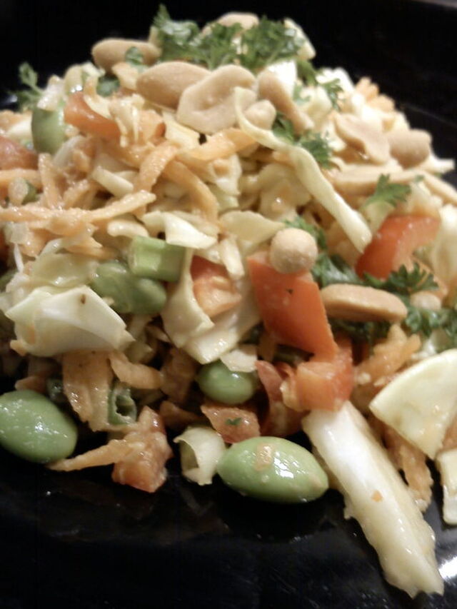 Kålsalat med bl.a. ingefær og jordnødder