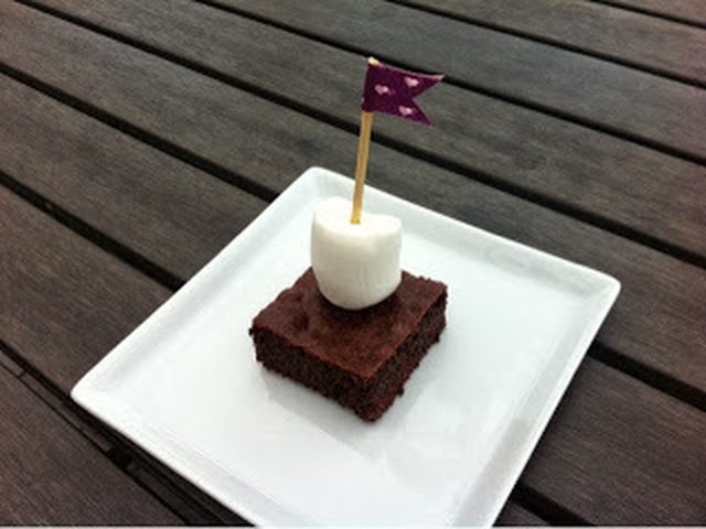 Brownie pyntet med flag og marsmallows