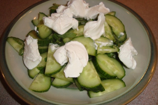 Græsk agurkesalat med frisk gedeost og mynteblade