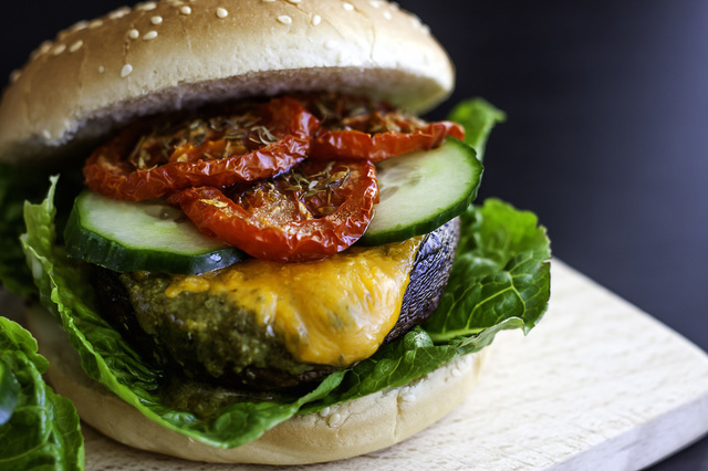 Portobello burger med pesto, cheddar ost og bagte tomater