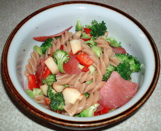 Broccolisalat med pasta og røget filet