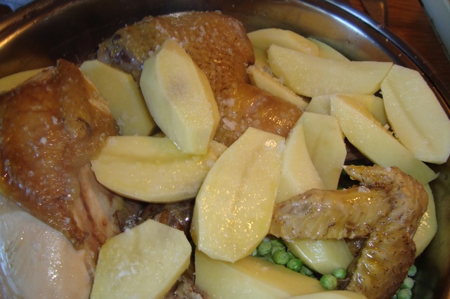 Ovnstegt kylling med kartofler og grønne ærter