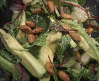 Avocado-Pomelo salat med krydrede mandler