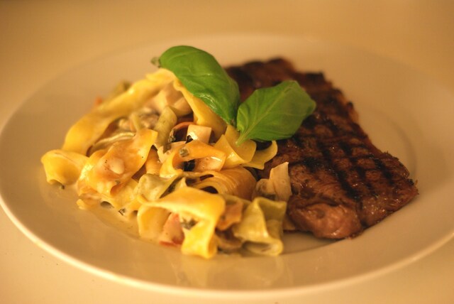 Grillet entrecôte med trøffel, pappardelle og champignongsauce